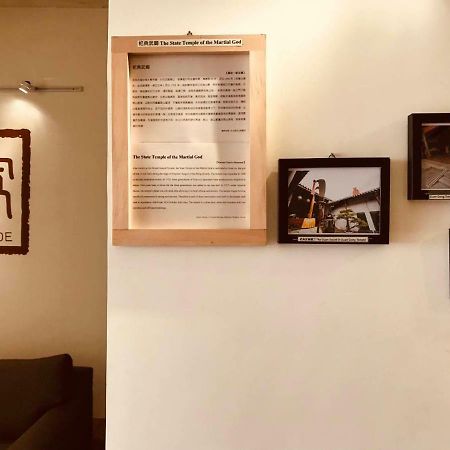 Temple Side Hostel 台南 エクステリア 写真