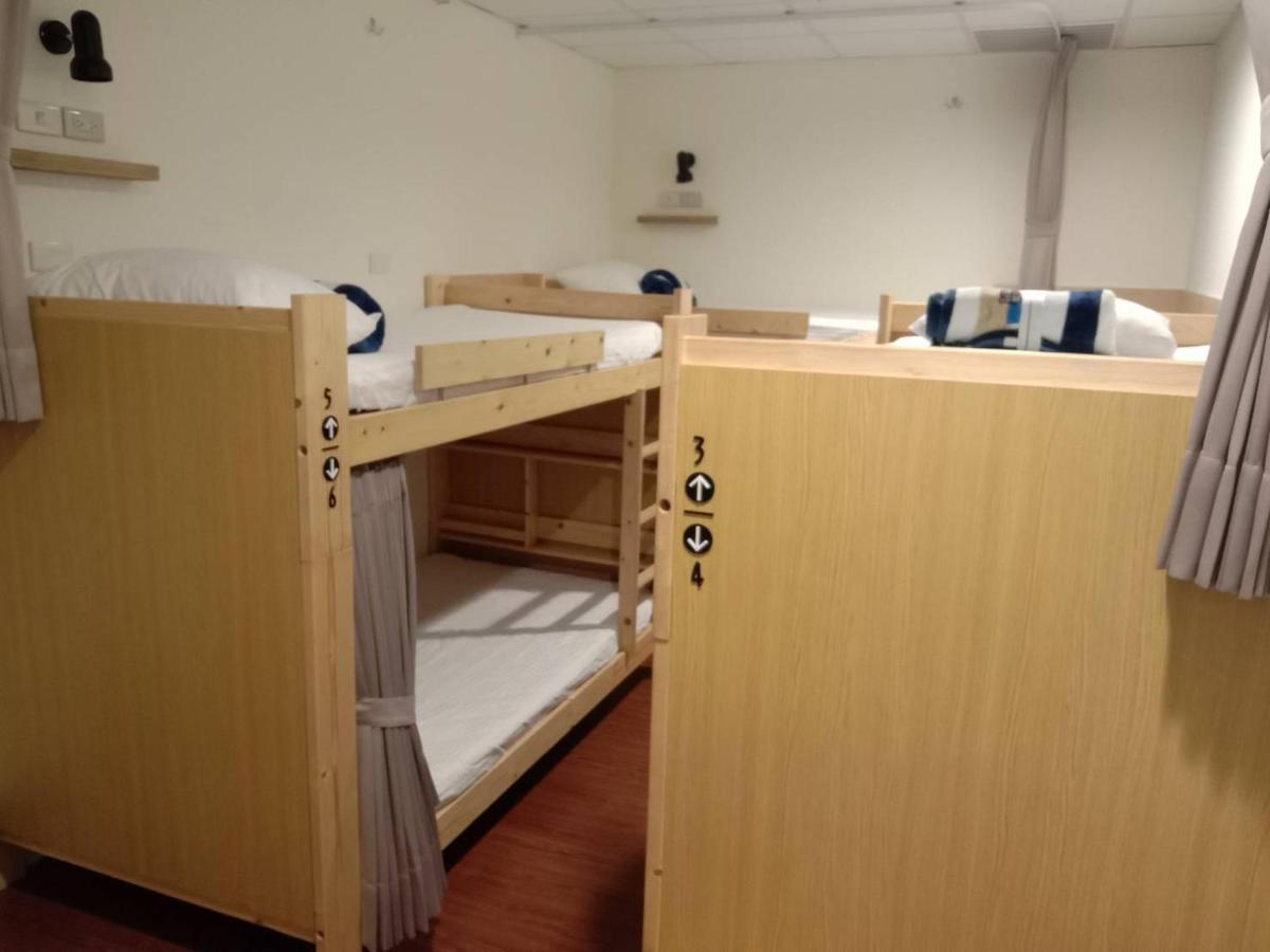 Temple Side Hostel 台南 エクステリア 写真