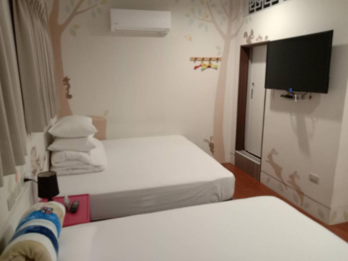 Temple Side Hostel 台南 エクステリア 写真