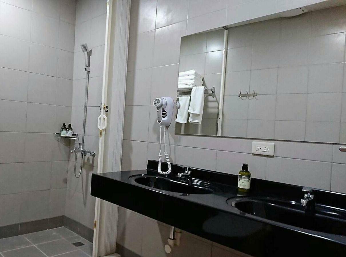 Temple Side Hostel 台南 エクステリア 写真