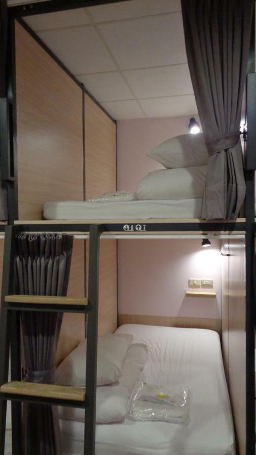 Temple Side Hostel 台南 エクステリア 写真