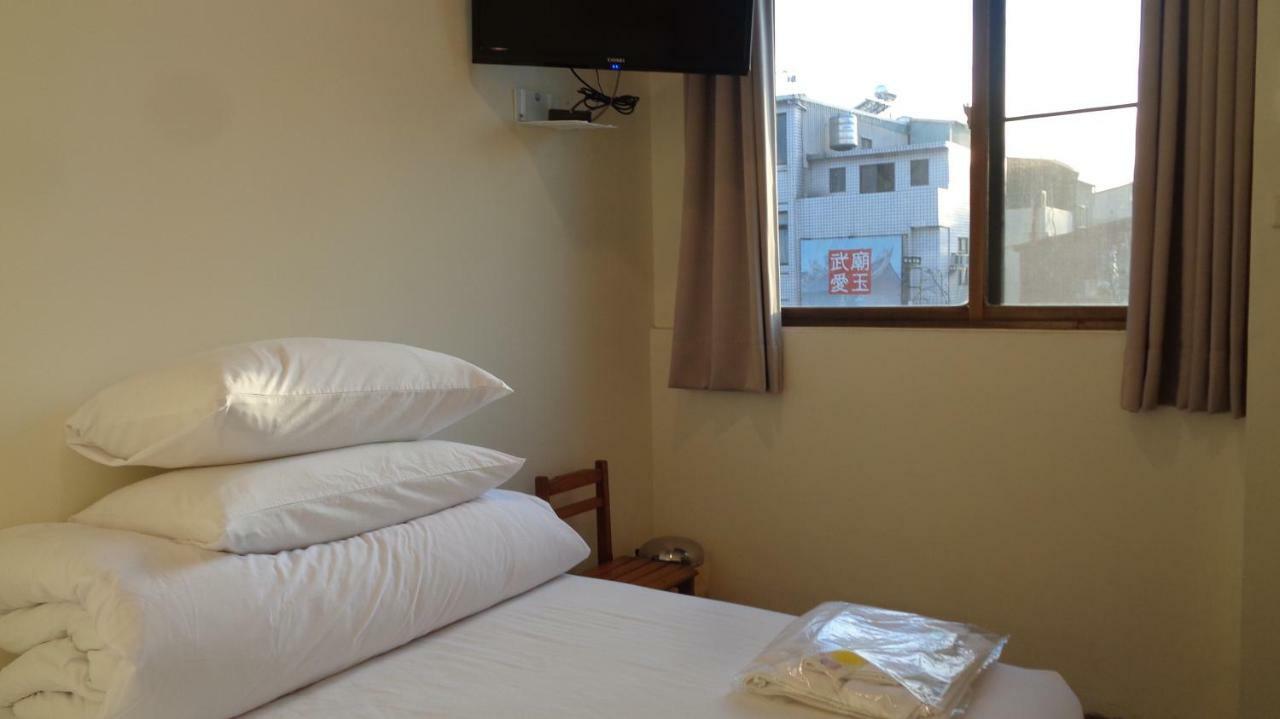 Temple Side Hostel 台南 エクステリア 写真