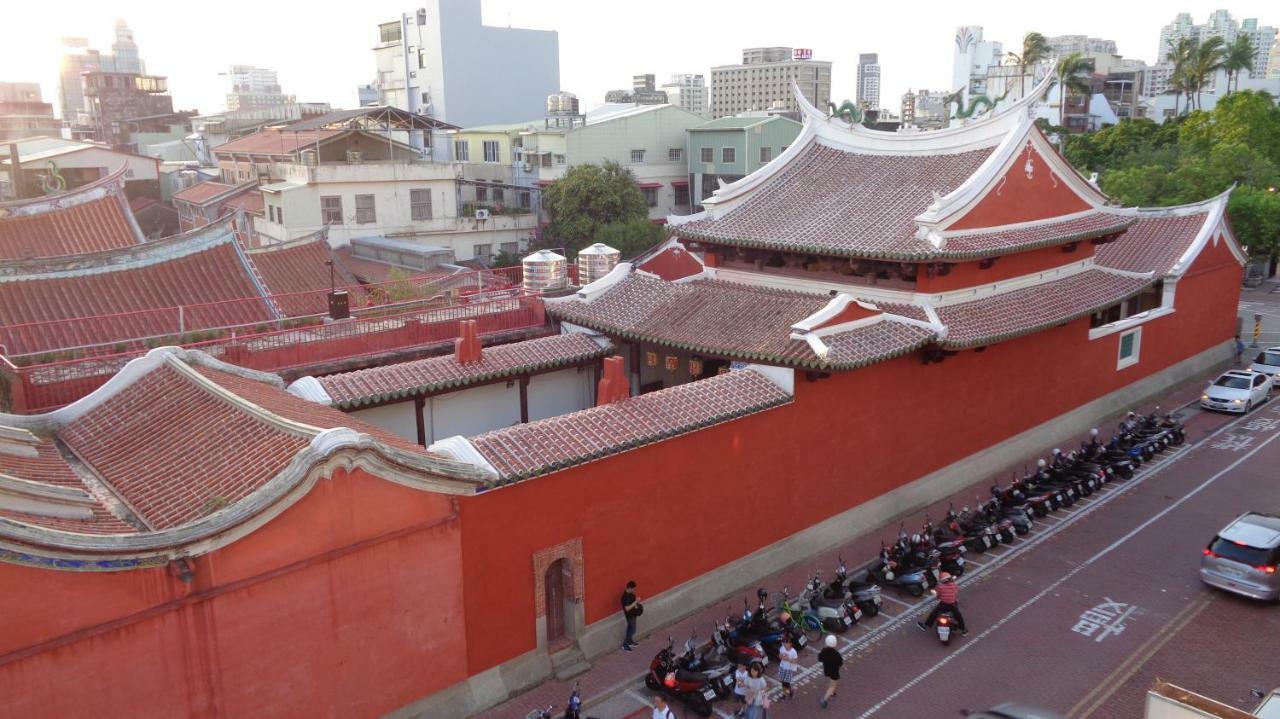 Temple Side Hostel 台南 エクステリア 写真