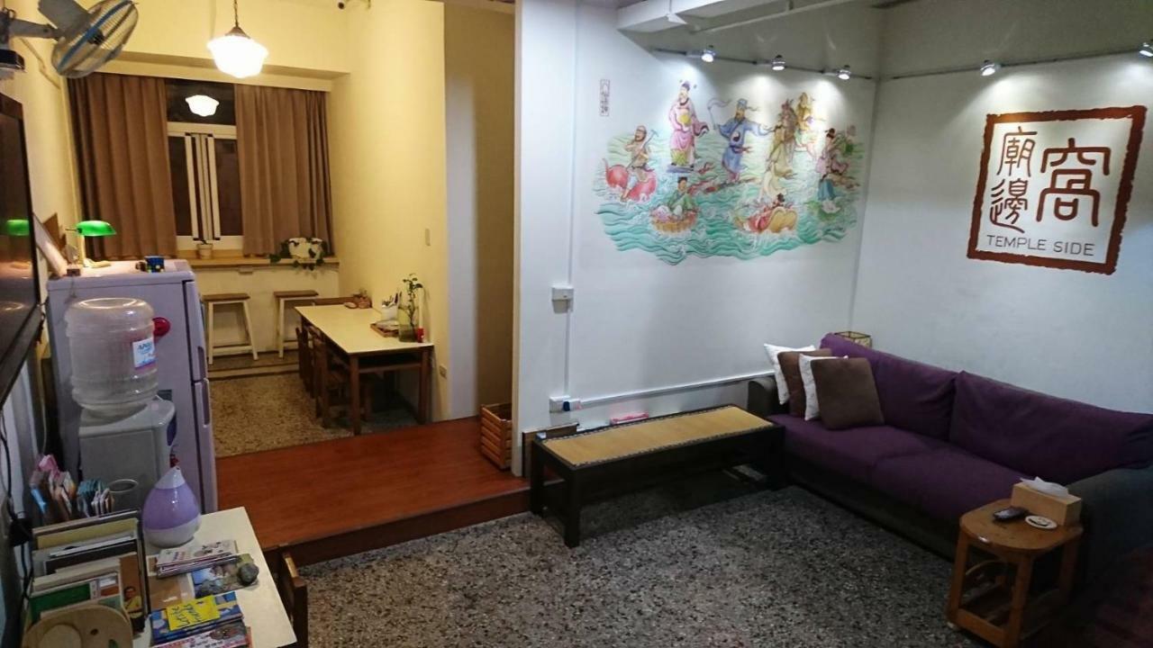 Temple Side Hostel 台南 エクステリア 写真
