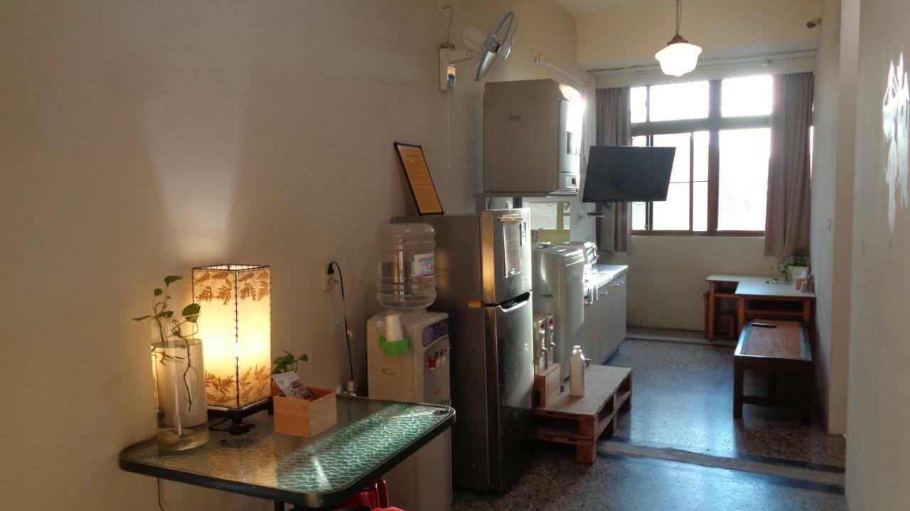 Temple Side Hostel 台南 エクステリア 写真