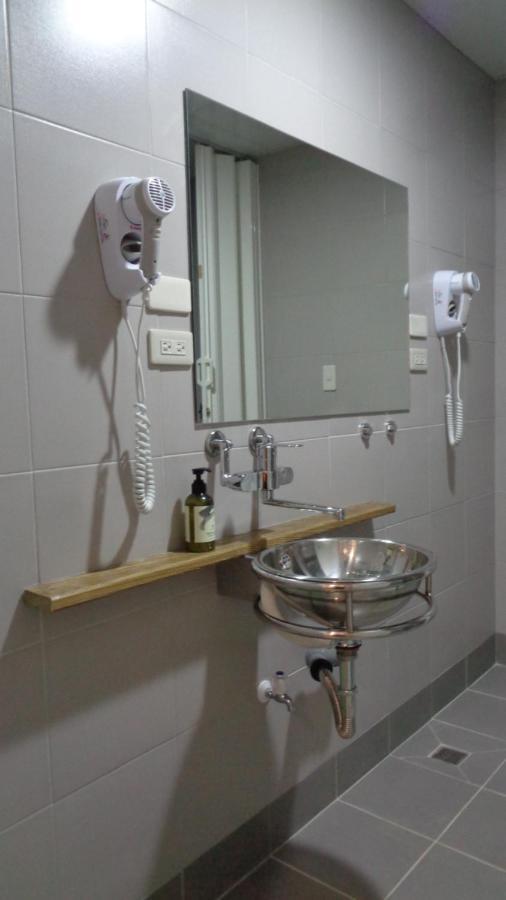 Temple Side Hostel 台南 エクステリア 写真