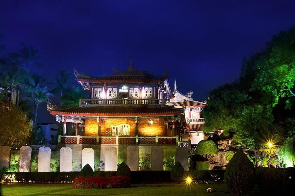 Temple Side Hostel 台南 エクステリア 写真
