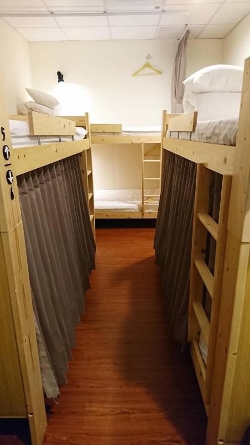 Temple Side Hostel 台南 エクステリア 写真