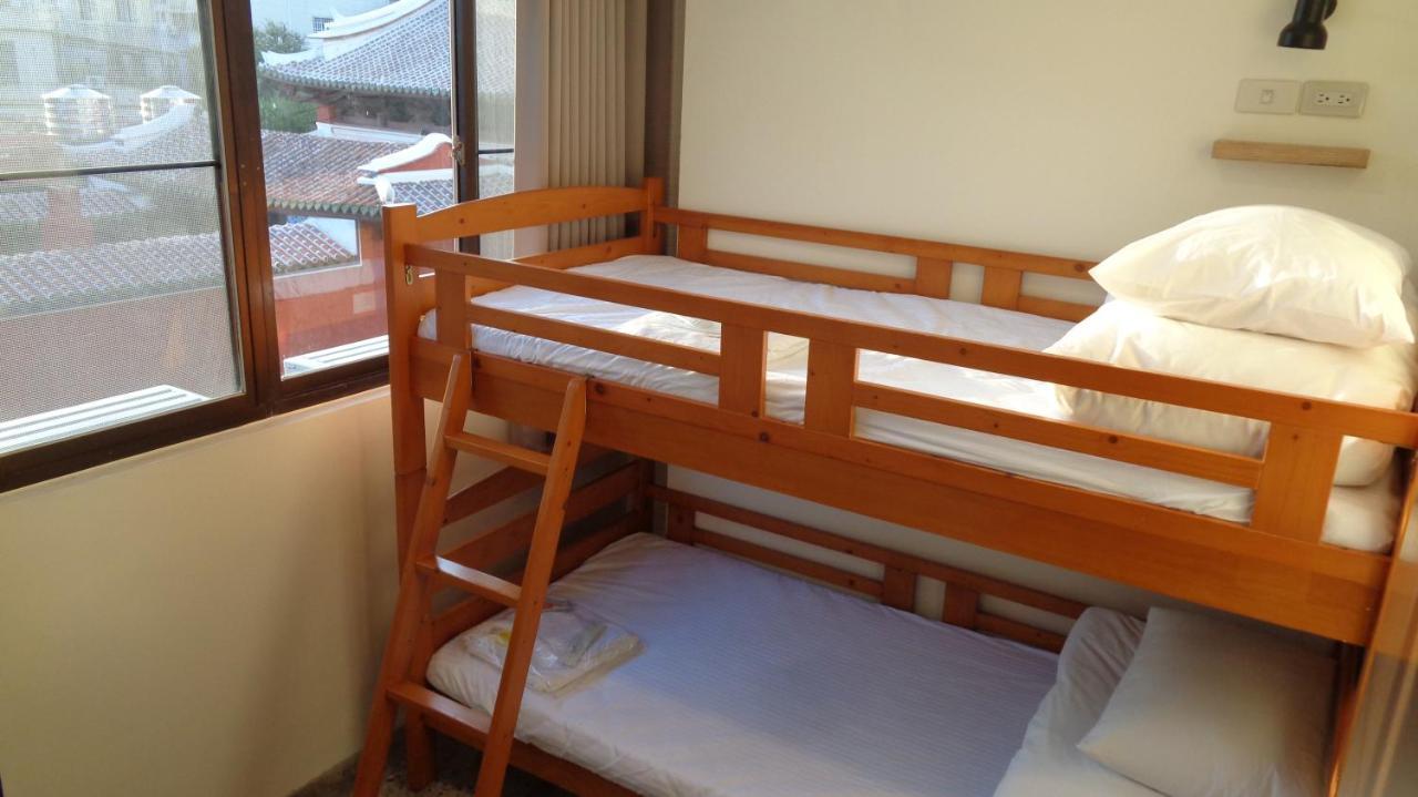 Temple Side Hostel 台南 エクステリア 写真